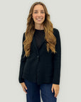 Giacca in maglia con bottone – Comfort e classe senza tempo