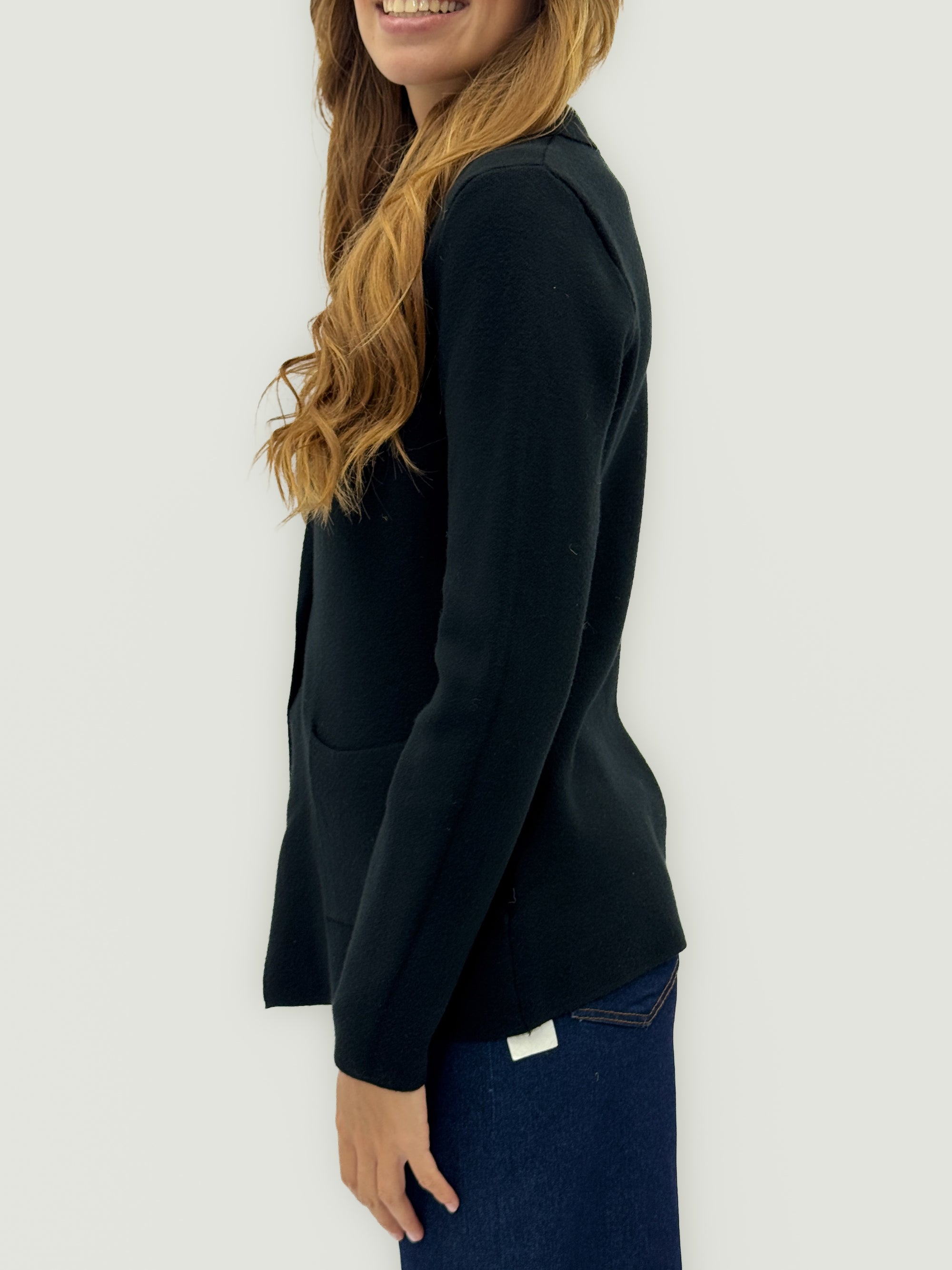 Giacca in maglia con bottone – Comfort e classe senza tempo