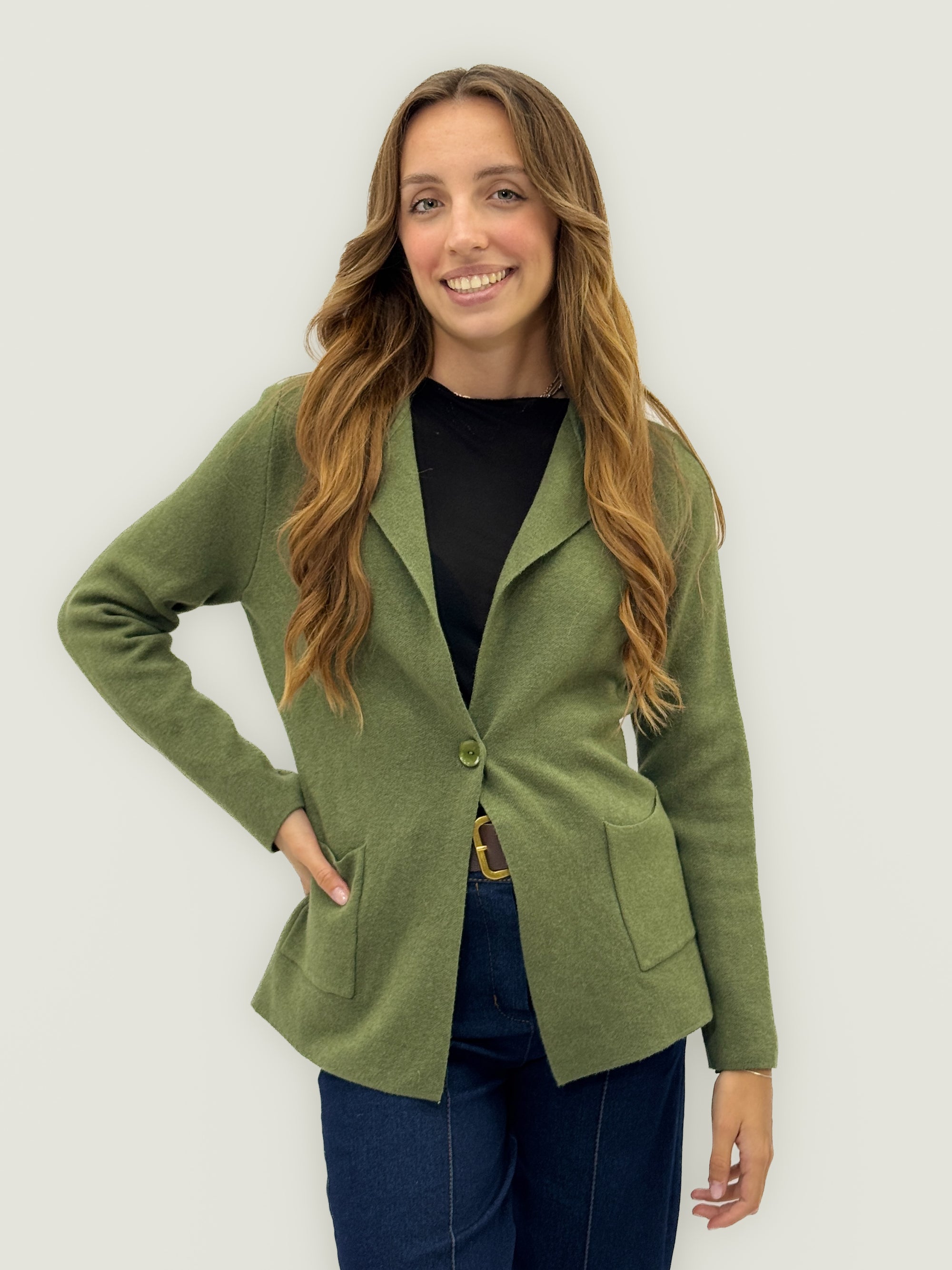 Giacca in maglia con bottone – Comfort e classe senza tempo