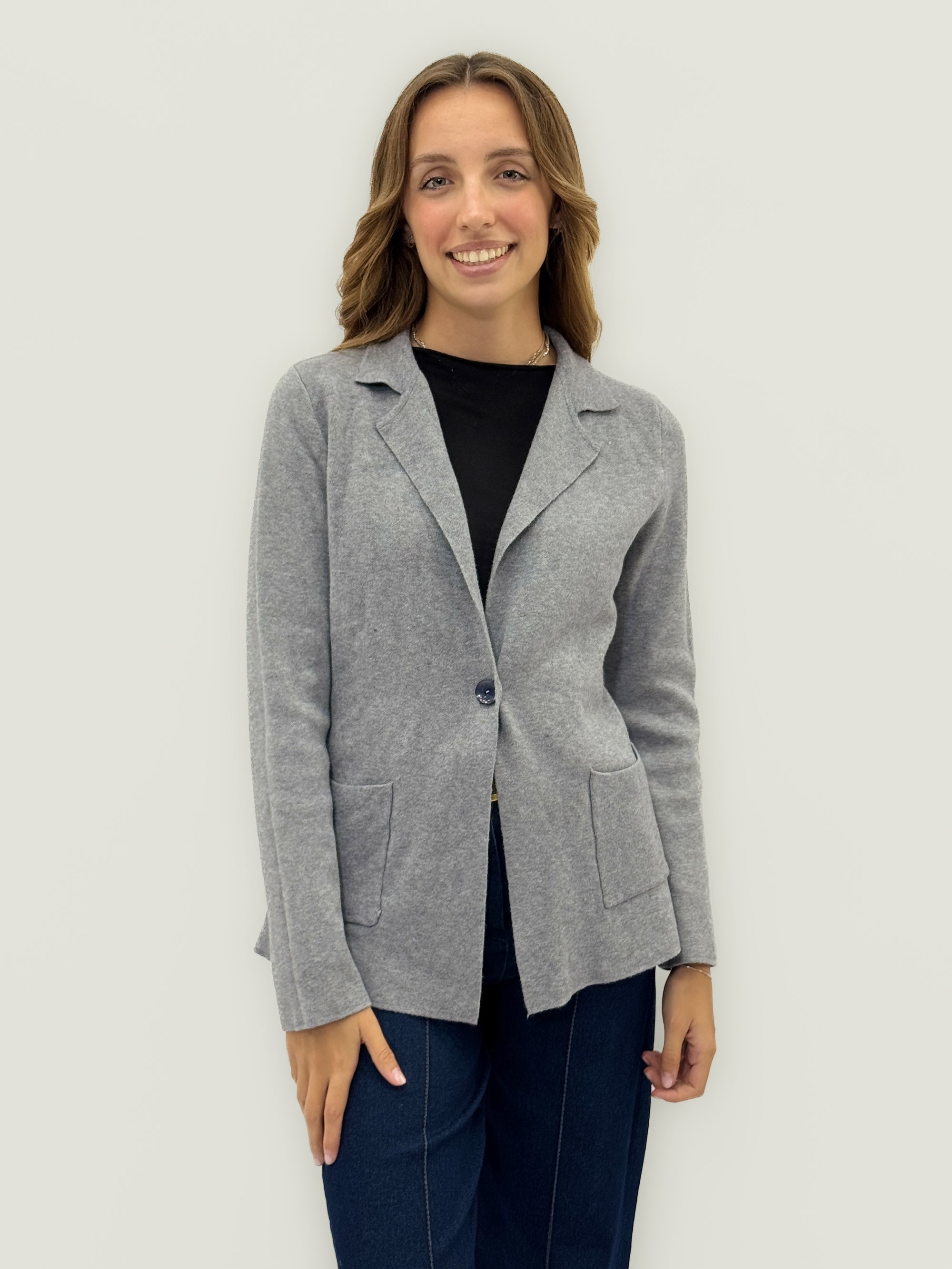 Giacca in maglia con bottone – Comfort e classe senza tempo