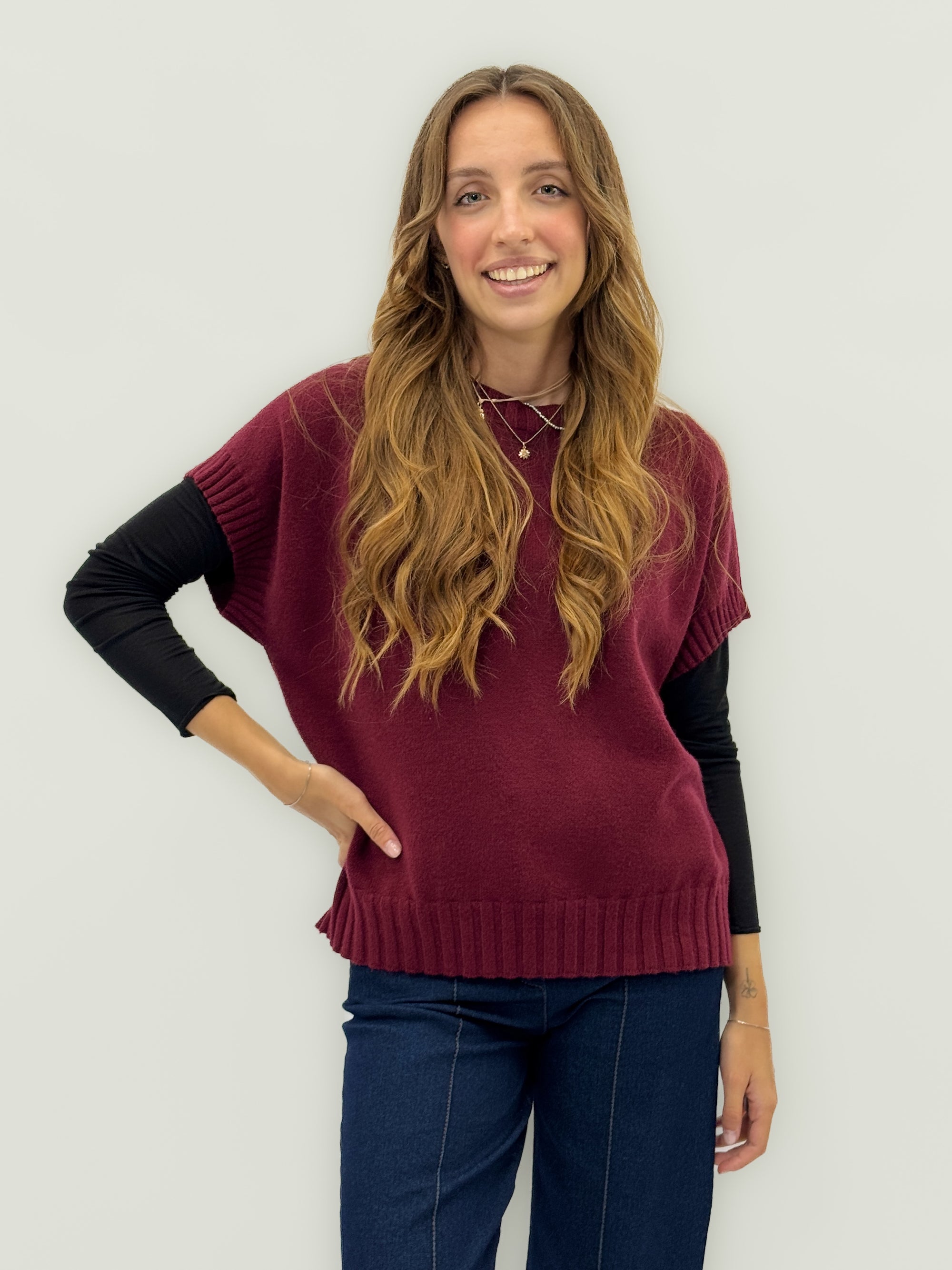 Maglia smanicata morbida – Stile minimal e versatilità assoluta