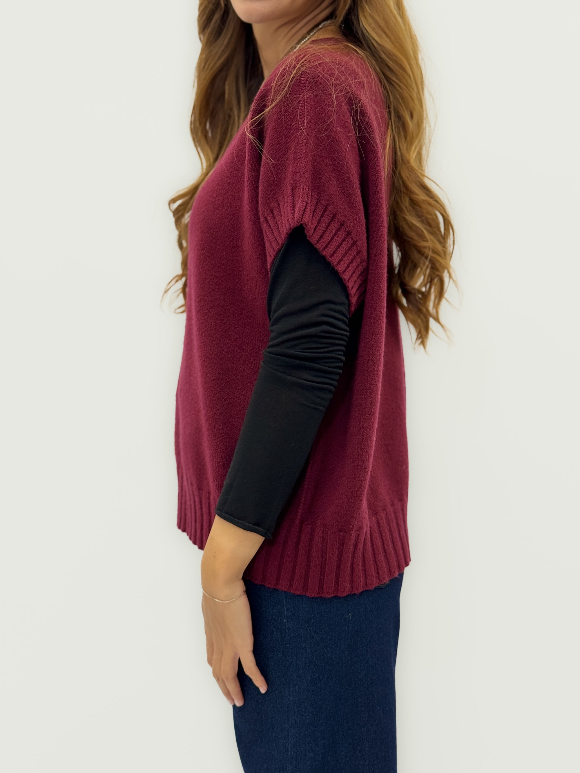 Maglia smanicata morbida – Stile minimal e versatilità assoluta