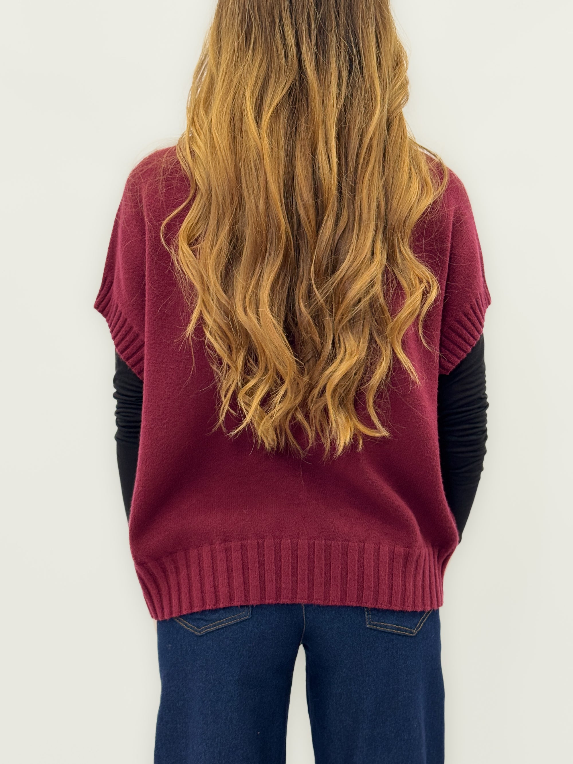 Maglia smanicata morbida – Stile minimal e versatilità assoluta