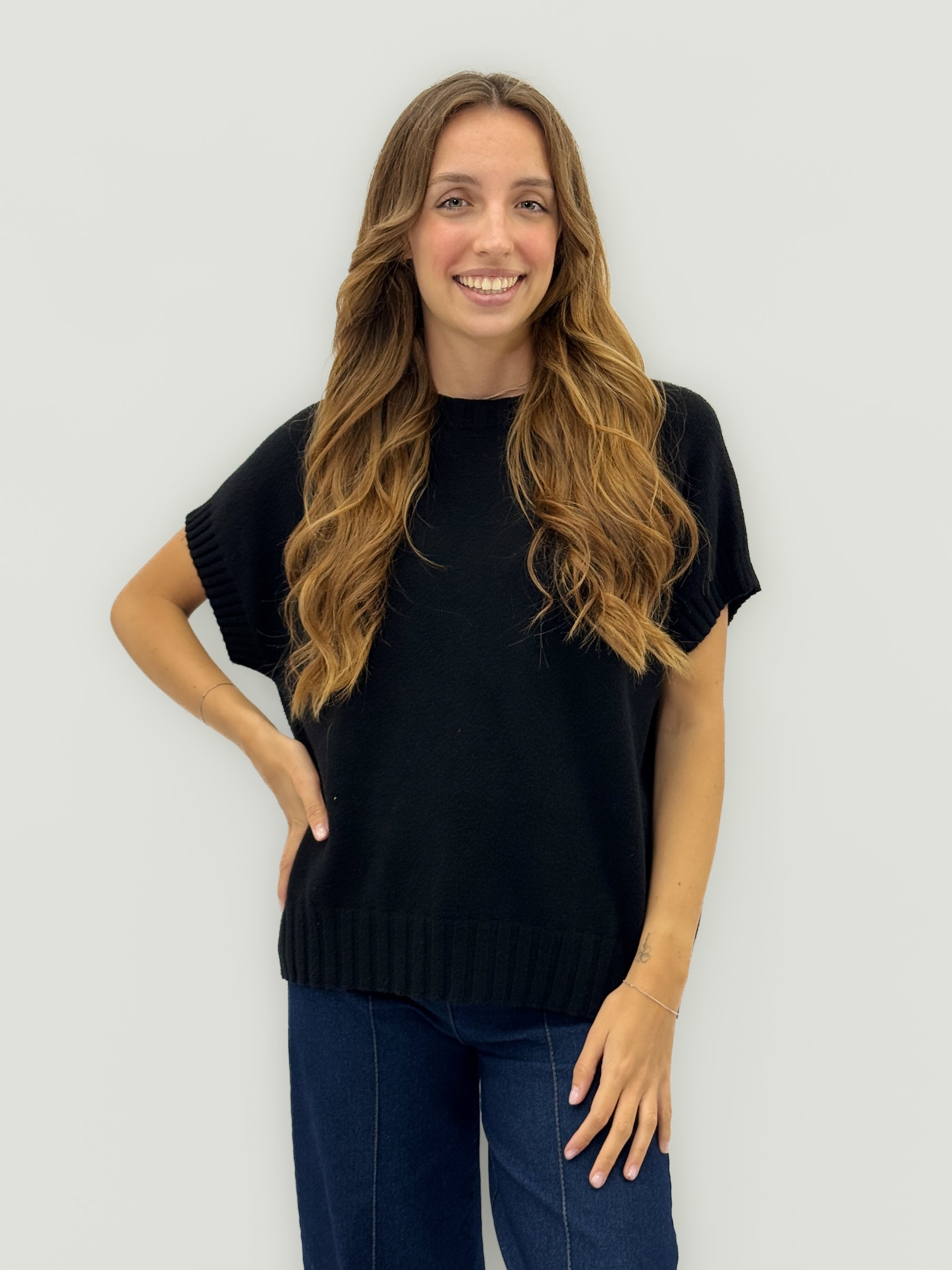 Maglia smanicata morbida – Stile minimal e versatilità assoluta