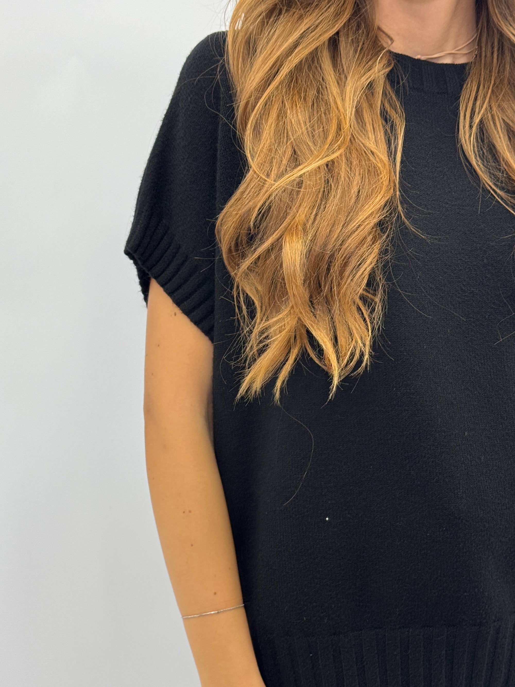 Maglia smanicata morbida – Stile minimal e versatilità assoluta