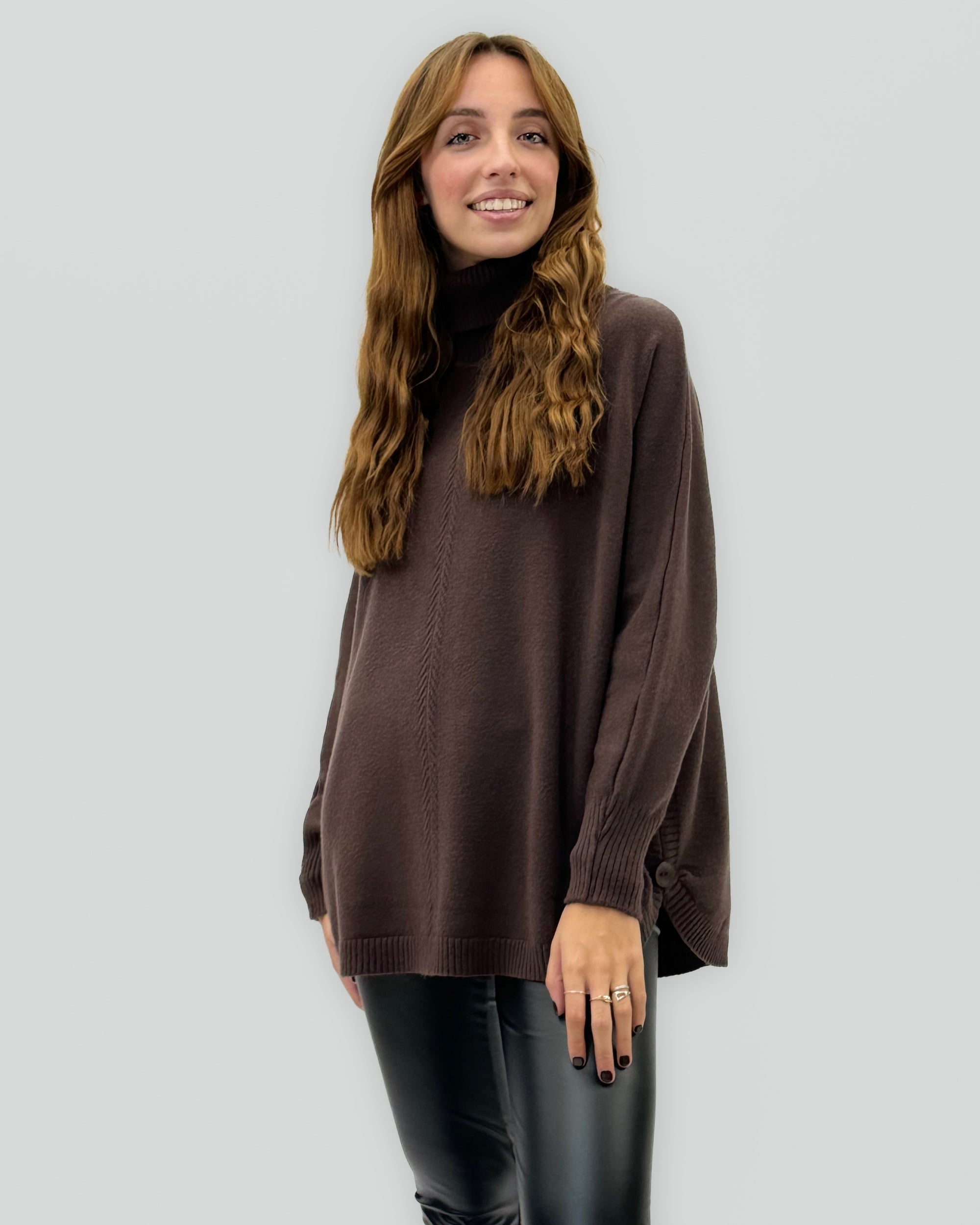 Maglione dolcevita oversize – Con bottoni laterali e orlo stondato