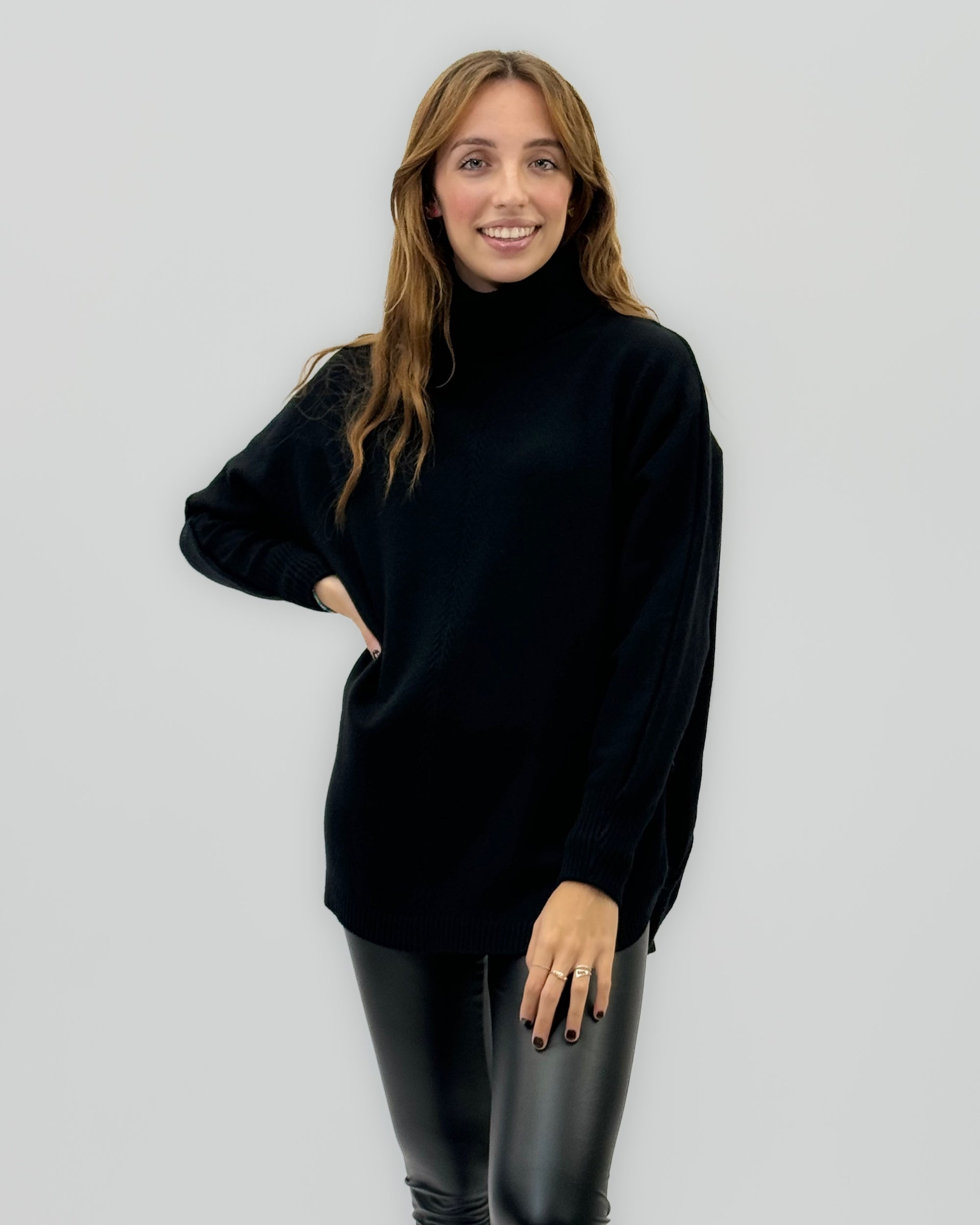 Maglione dolcevita oversize – Con bottoni laterali e orlo stondato