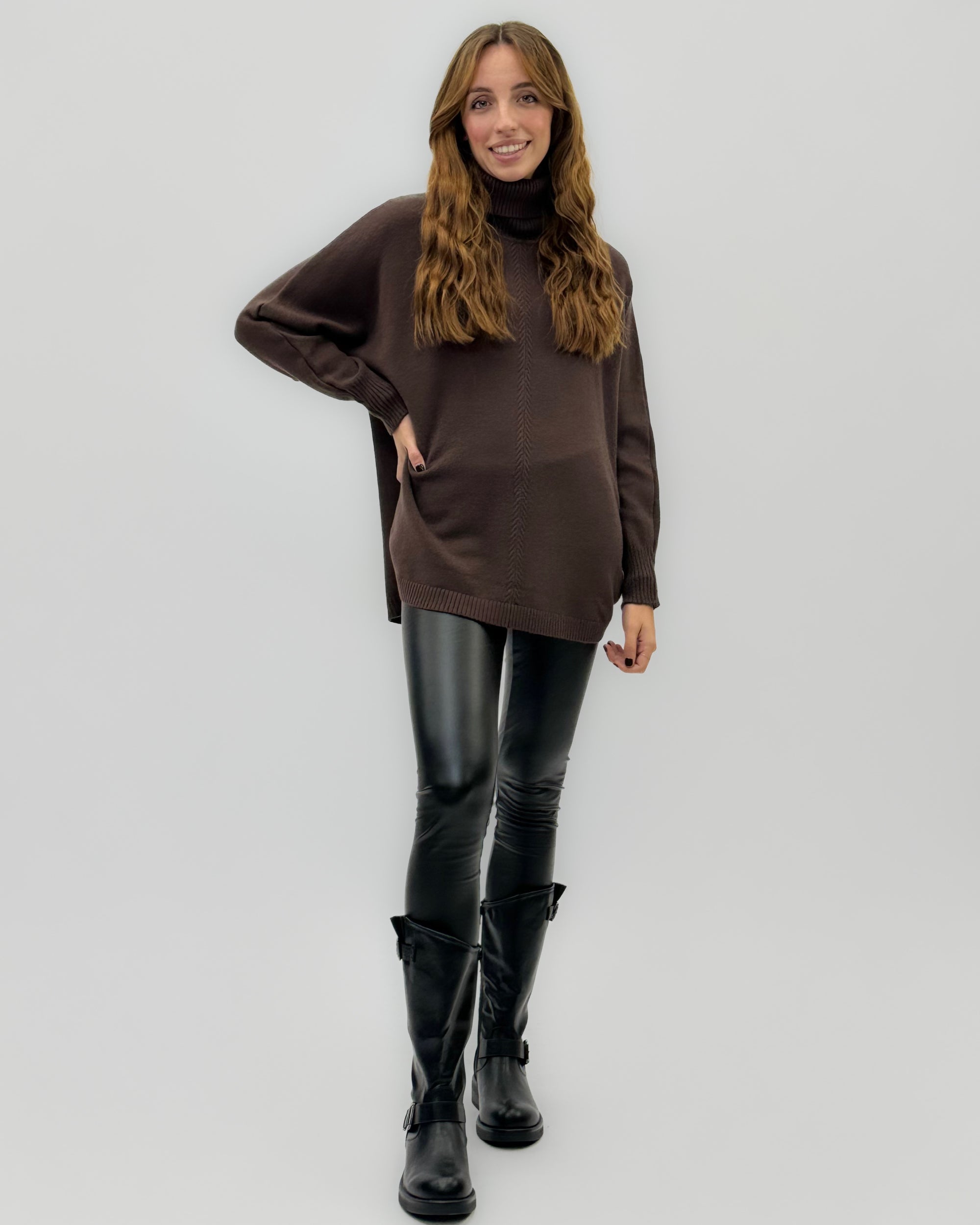 Maglione dolcevita oversize – Con bottoni laterali e orlo stondato