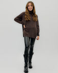 Maglione dolcevita oversize – Con bottoni laterali e orlo stondato