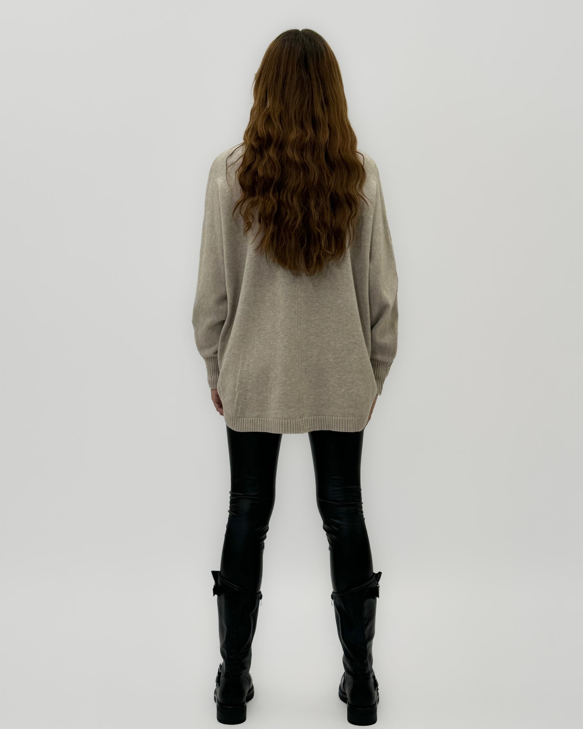 Maglione dolcevita oversize – Con bottoni laterali e orlo stondato