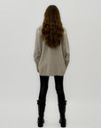 Maglione dolcevita oversize – Con bottoni laterali e orlo stondato