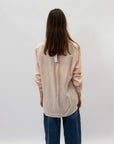 Camicia con maniche arrotolate