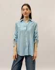 Camicia con maniche arrotolate
