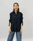 Camicia con maniche arrotolate