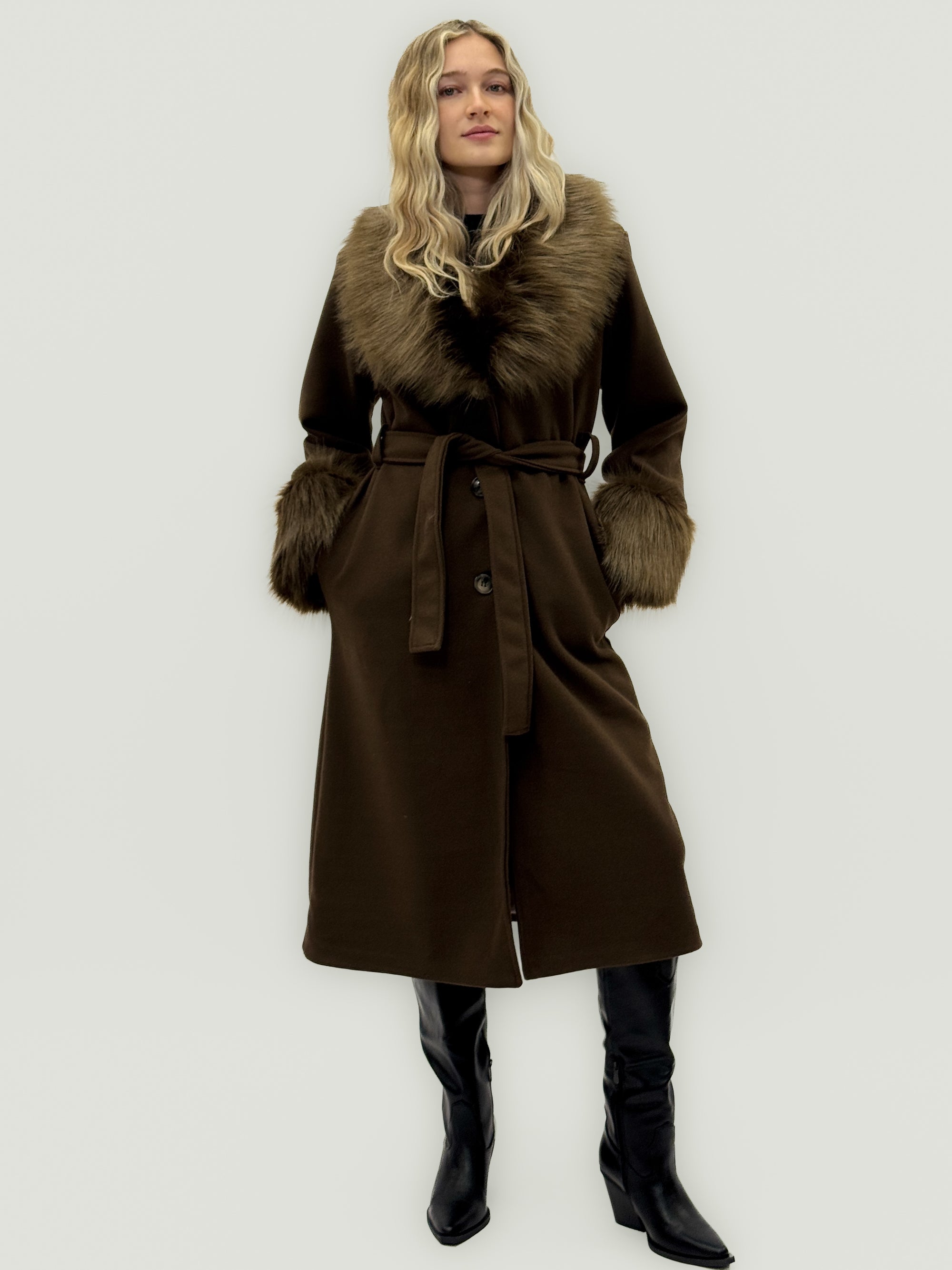 Cappotto lungo con collo e polsini in ecopelliccia