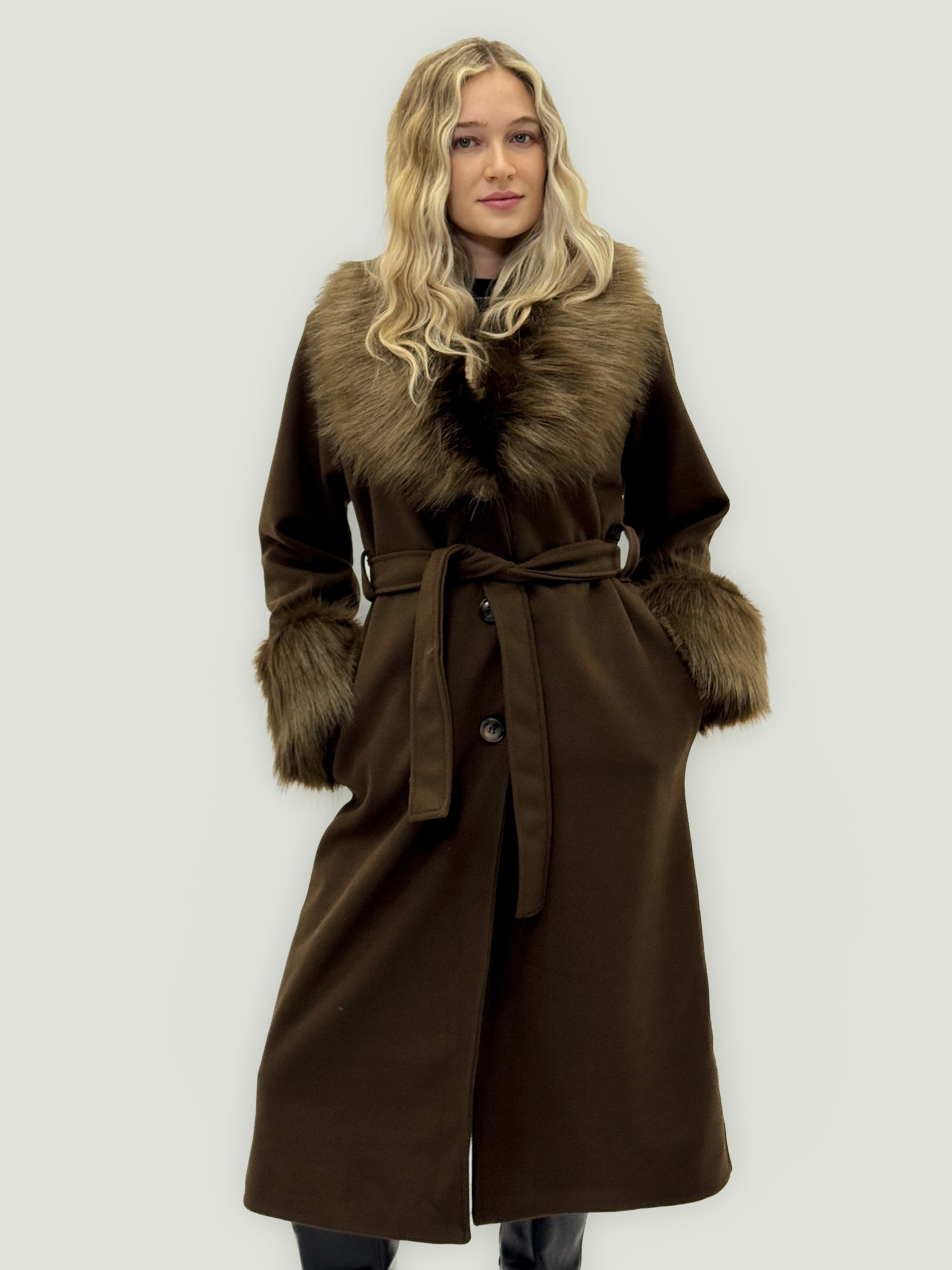 Cappotto lungo con collo e polsini in ecopelliccia