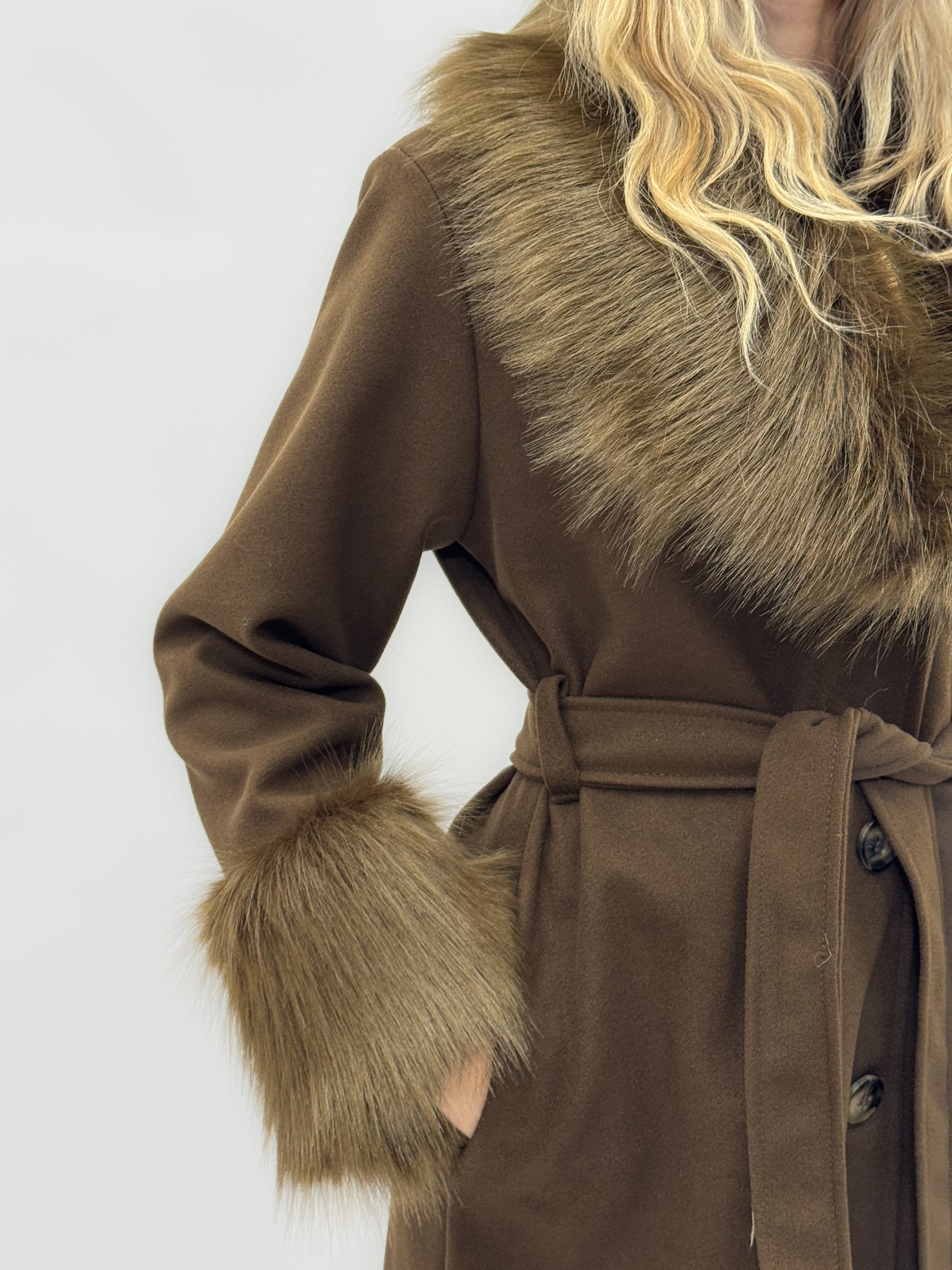 Cappotto lungo con collo e polsini in ecopelliccia