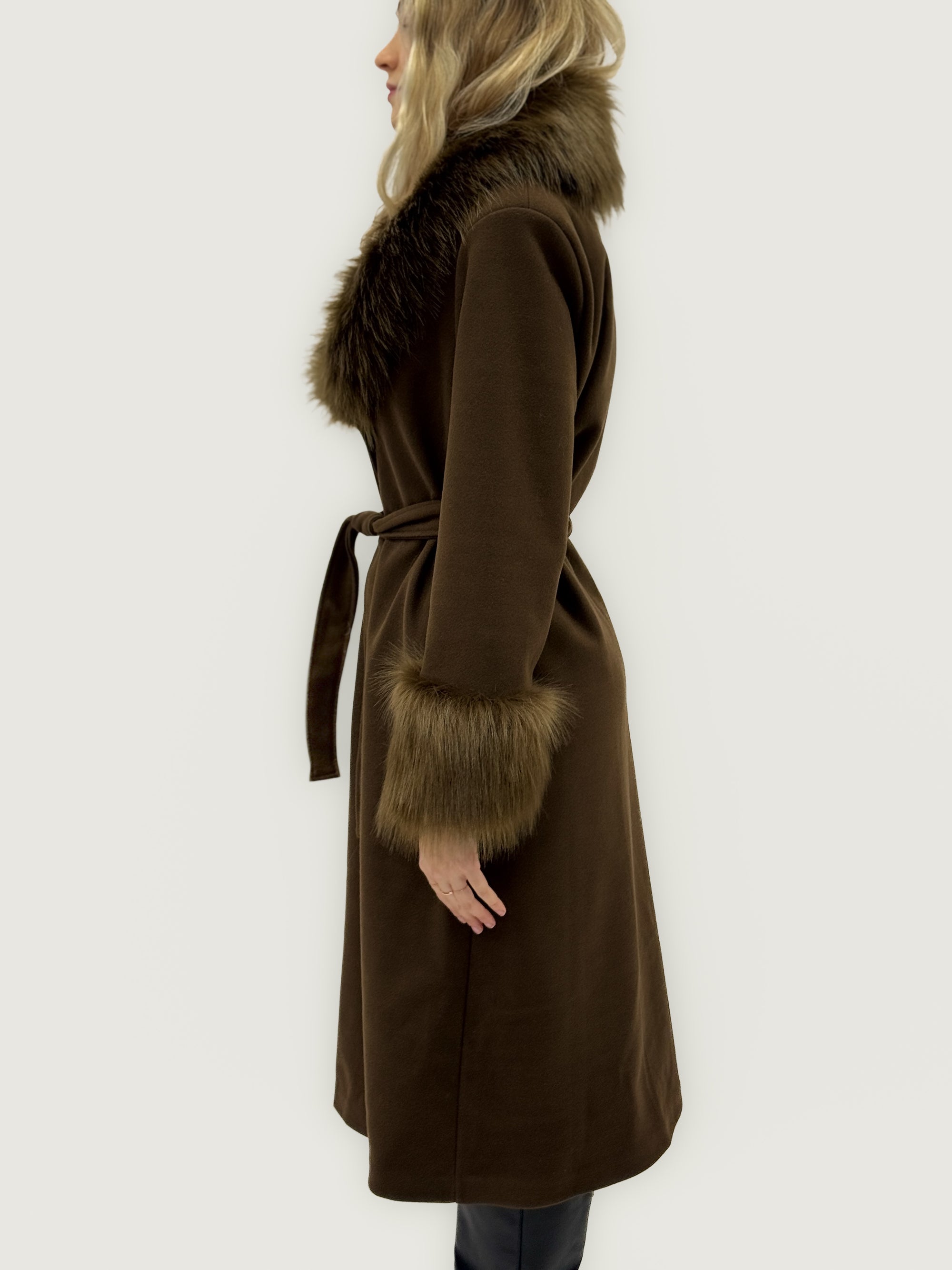 Cappotto lungo con collo e polsini in ecopelliccia