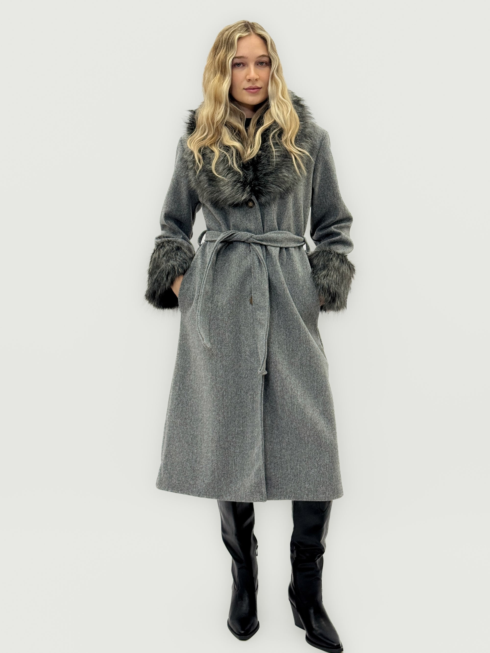 Cappotto lungo con collo e polsini in ecopelliccia