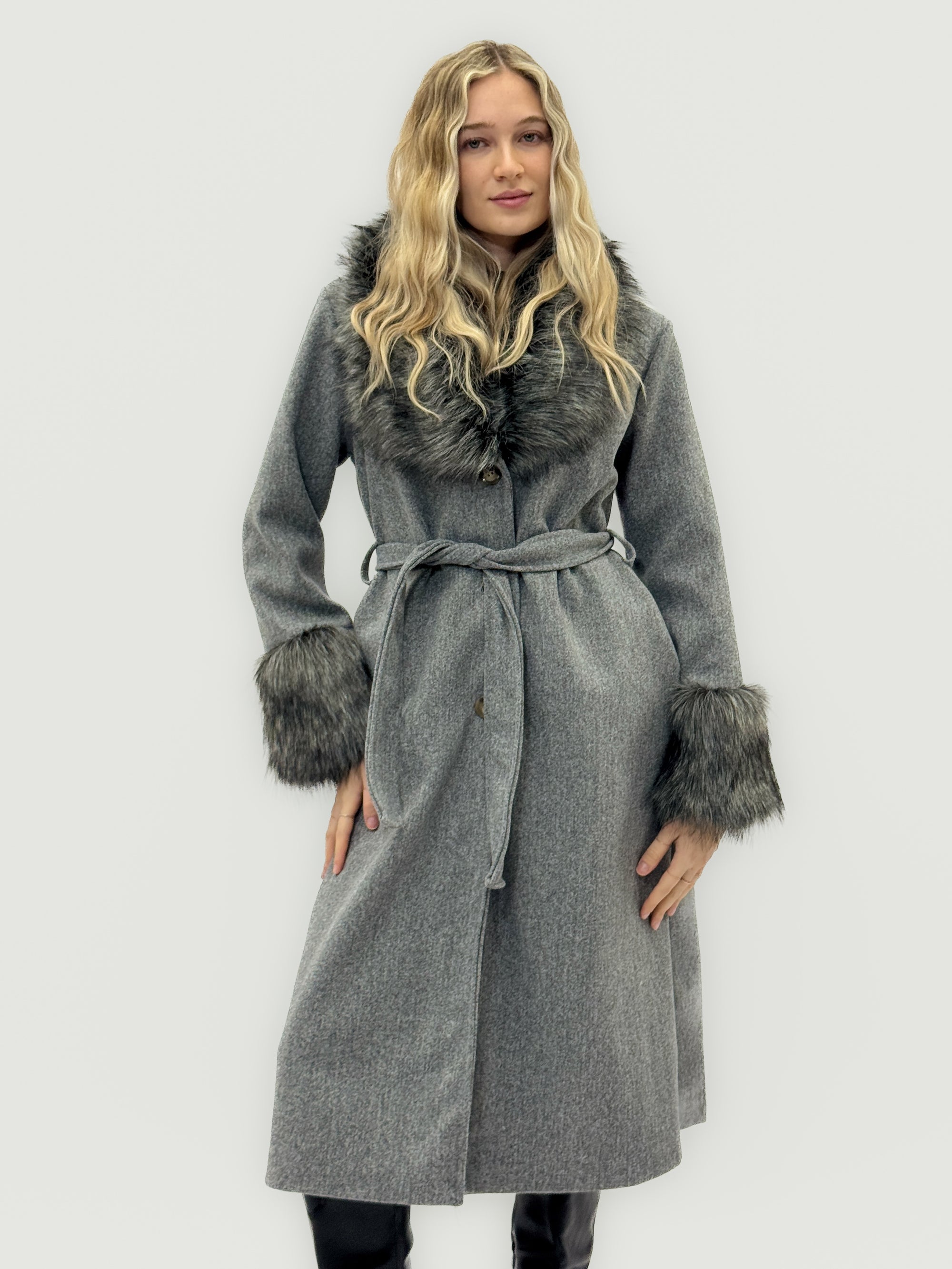 Cappotto lungo con collo e polsini in ecopelliccia