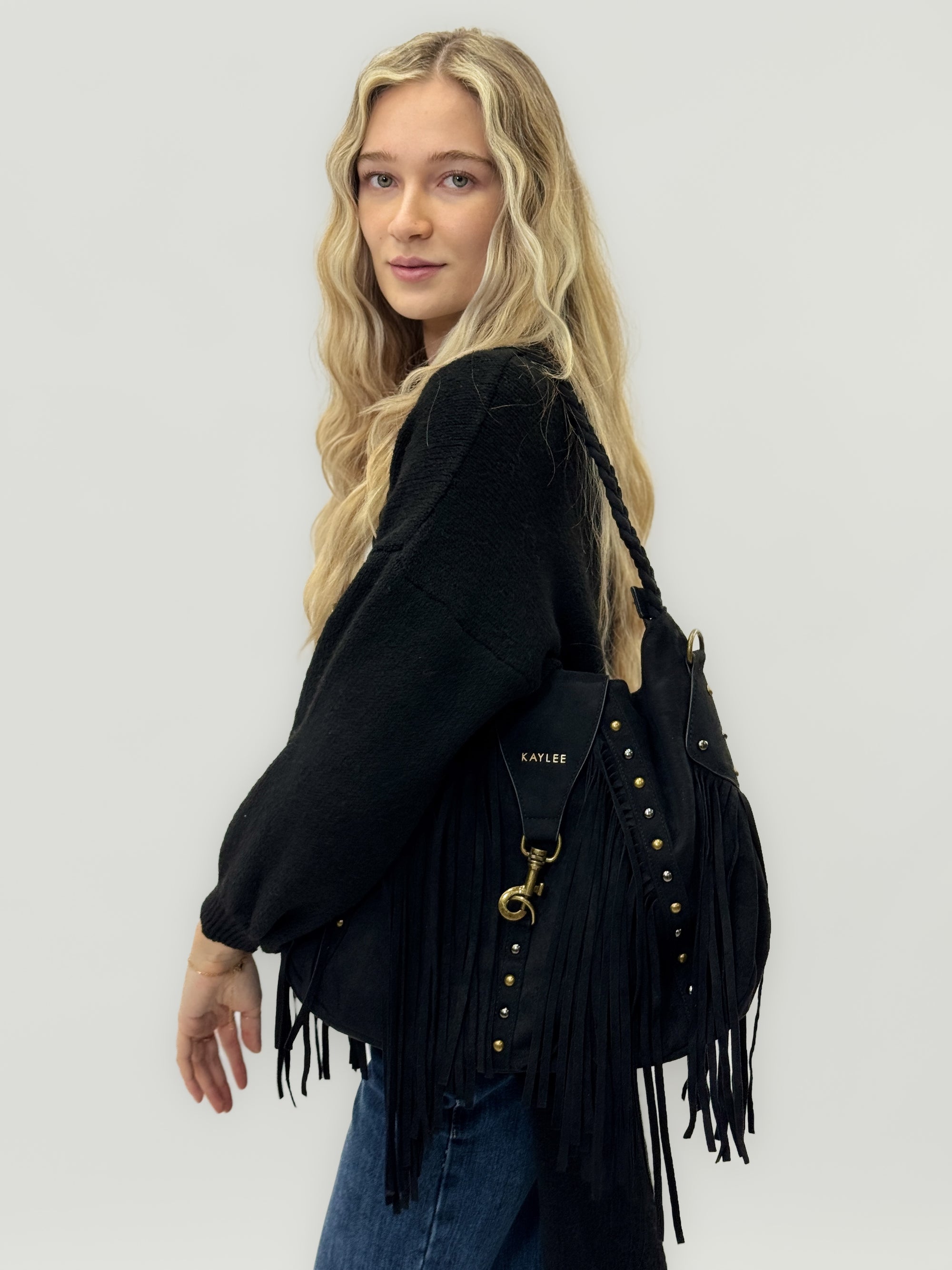Borsa a spalla in suede con frange e borchie