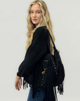 Borsa a spalla in suede con frange e borchie