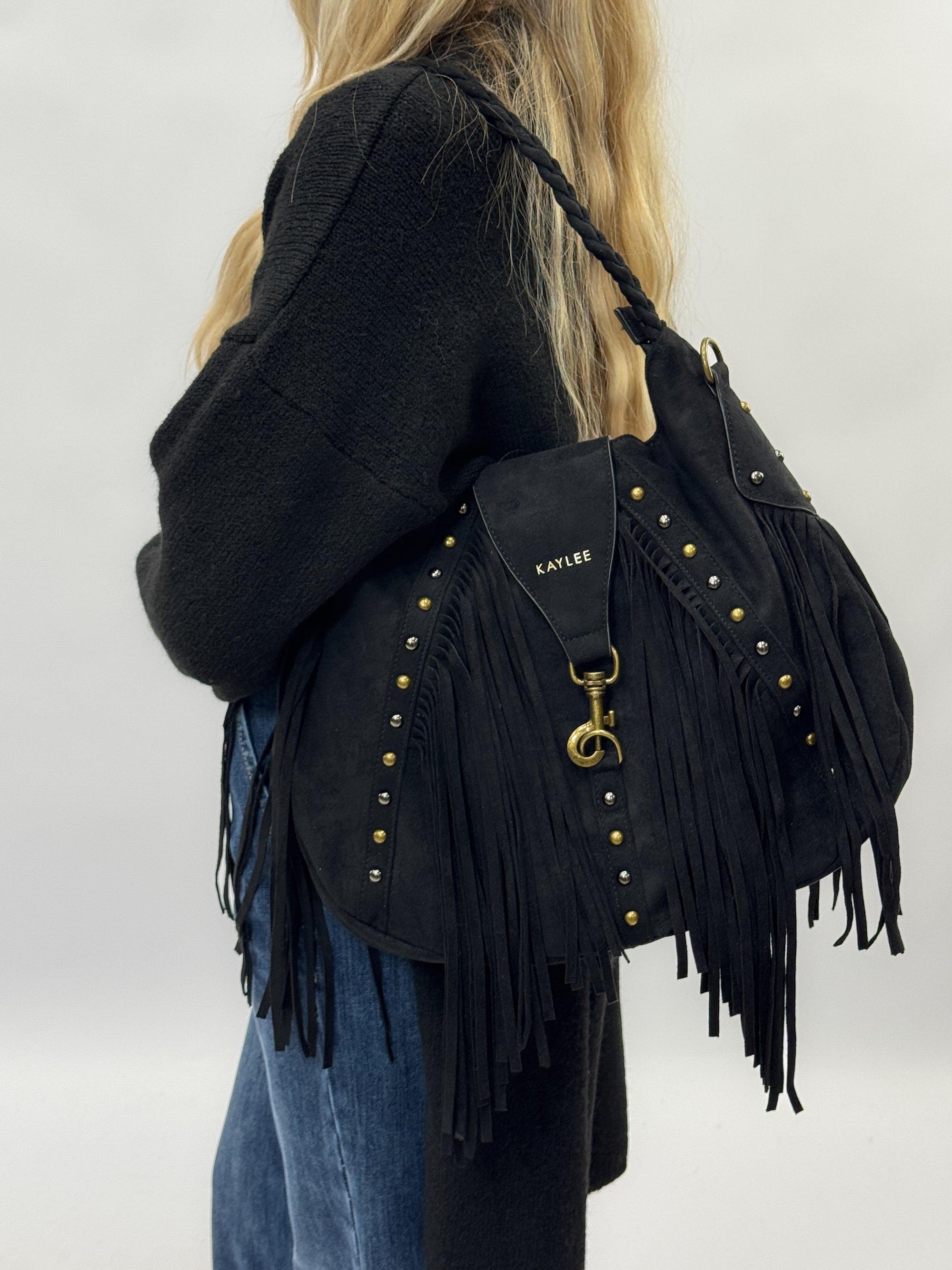 Borsa a spalla in suede con frange e borchie