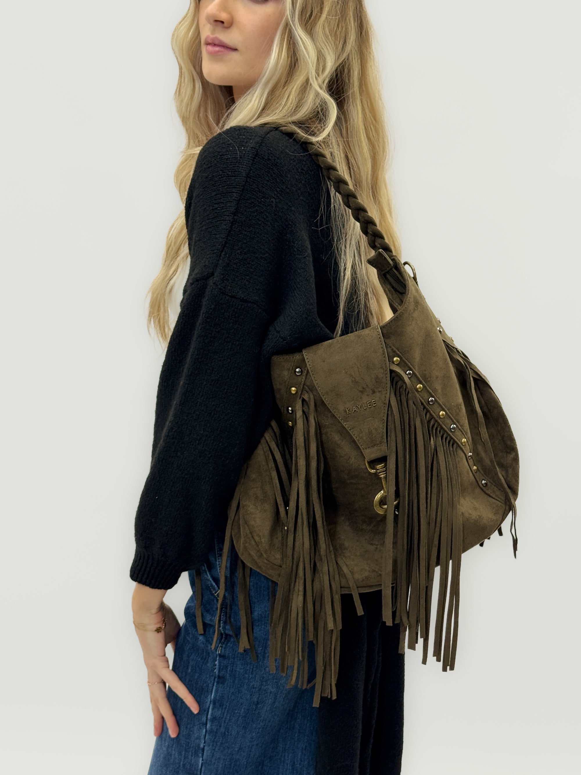 Borsa a spalla in suede con frange e borchie