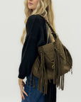Borsa a spalla in suede con frange e borchie