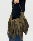 Borsa a spalla in suede con frange e borchie