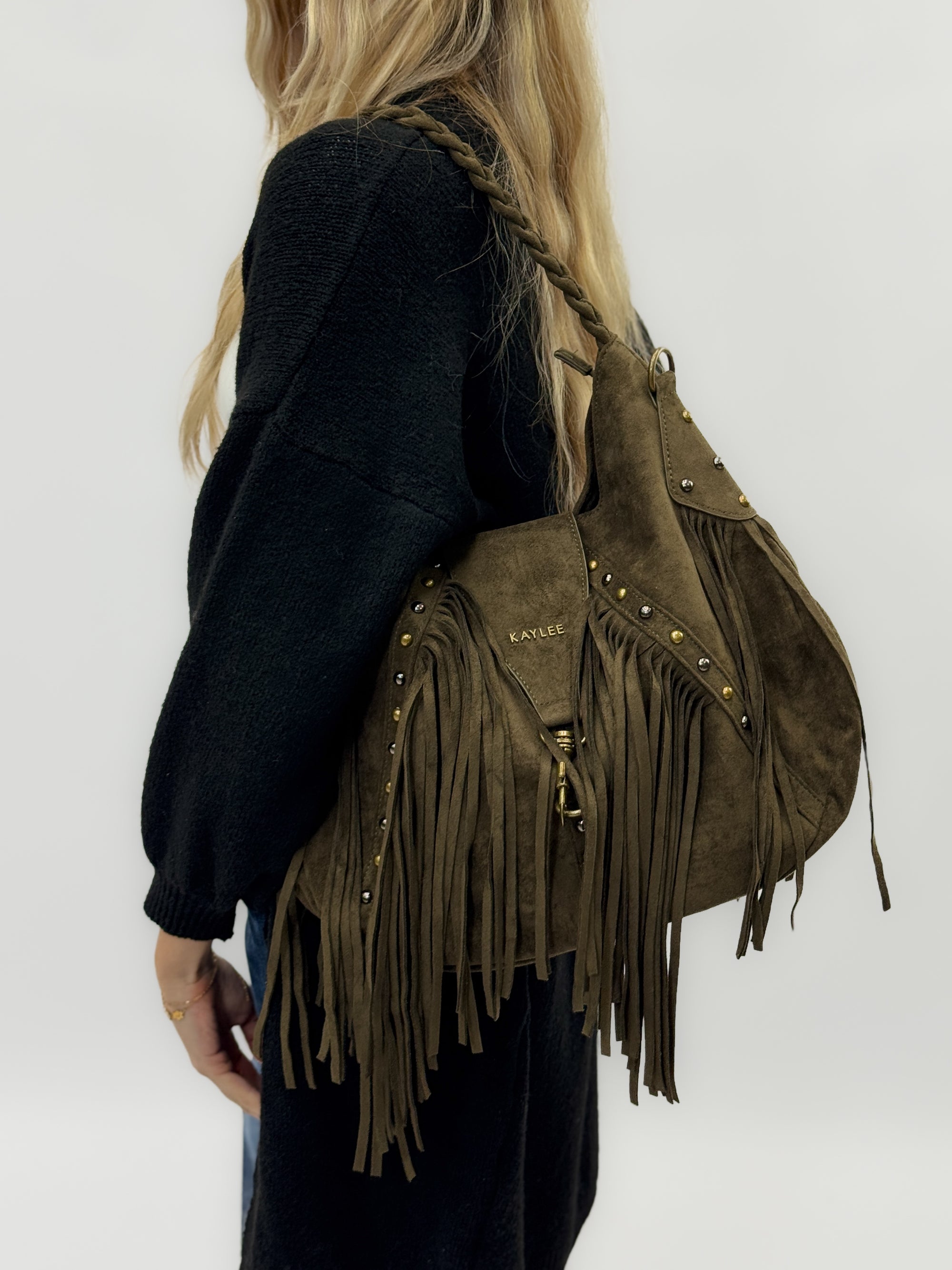 Borsa a spalla in suede con frange e borchie