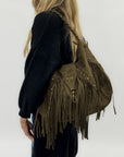 Borsa a spalla in suede con frange e borchie