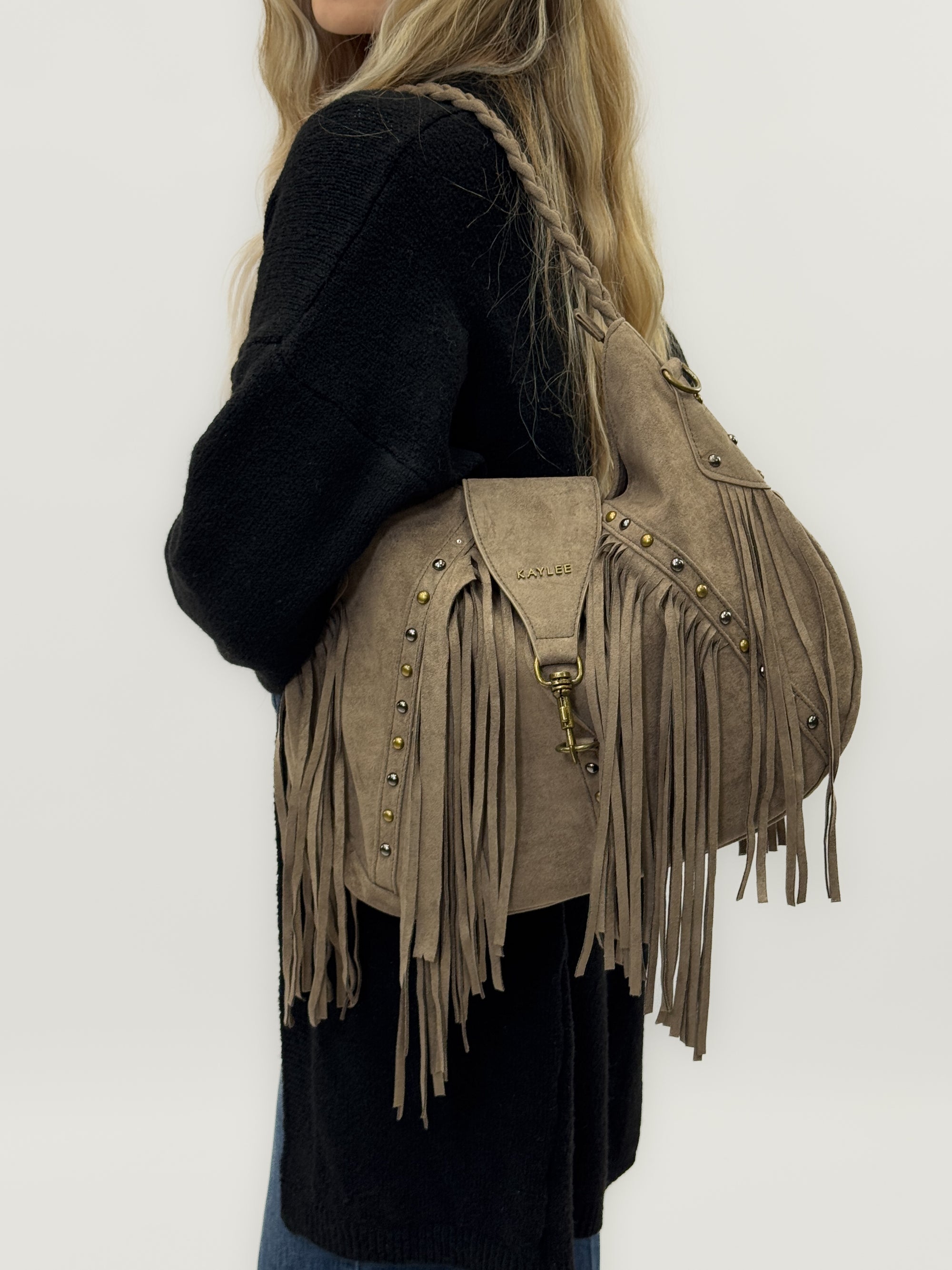 Borsa a spalla in suede con frange e borchie