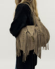 Borsa a spalla in suede con frange e borchie
