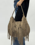 Borsa a spalla in suede con frange e borchie