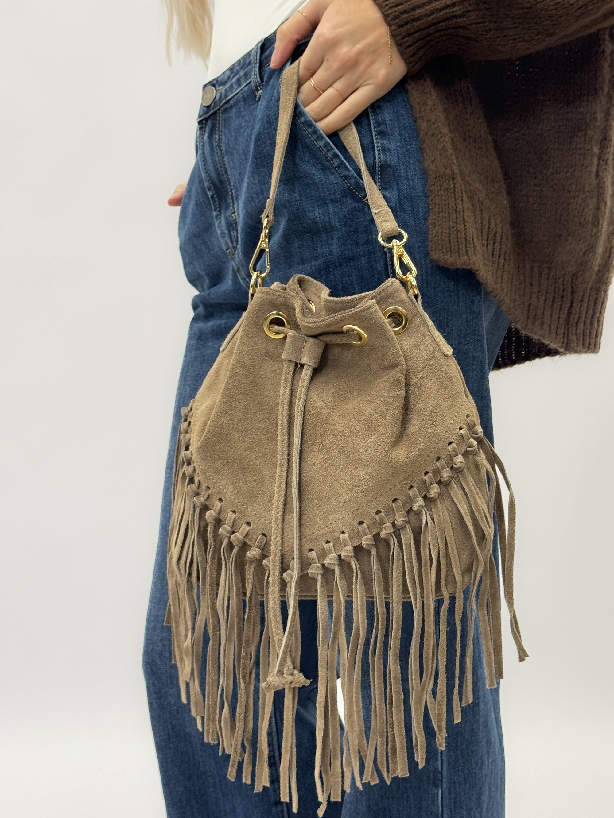 Borsa a secchiello in vera pelle scamosciata con frange – Made in Italy