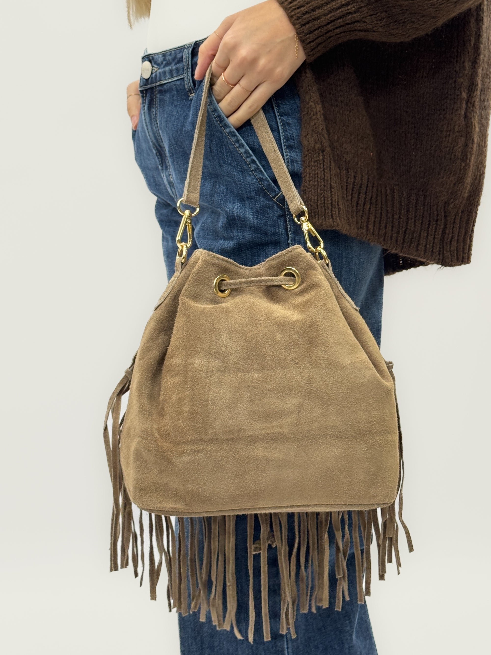 Borsa a secchiello in vera pelle scamosciata con frange – Made in Italy