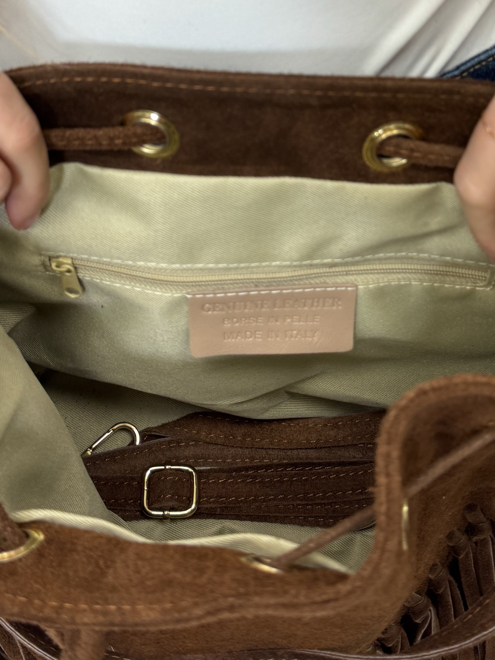 Borsa a secchiello in vera pelle scamosciata con frange – Made in Italy