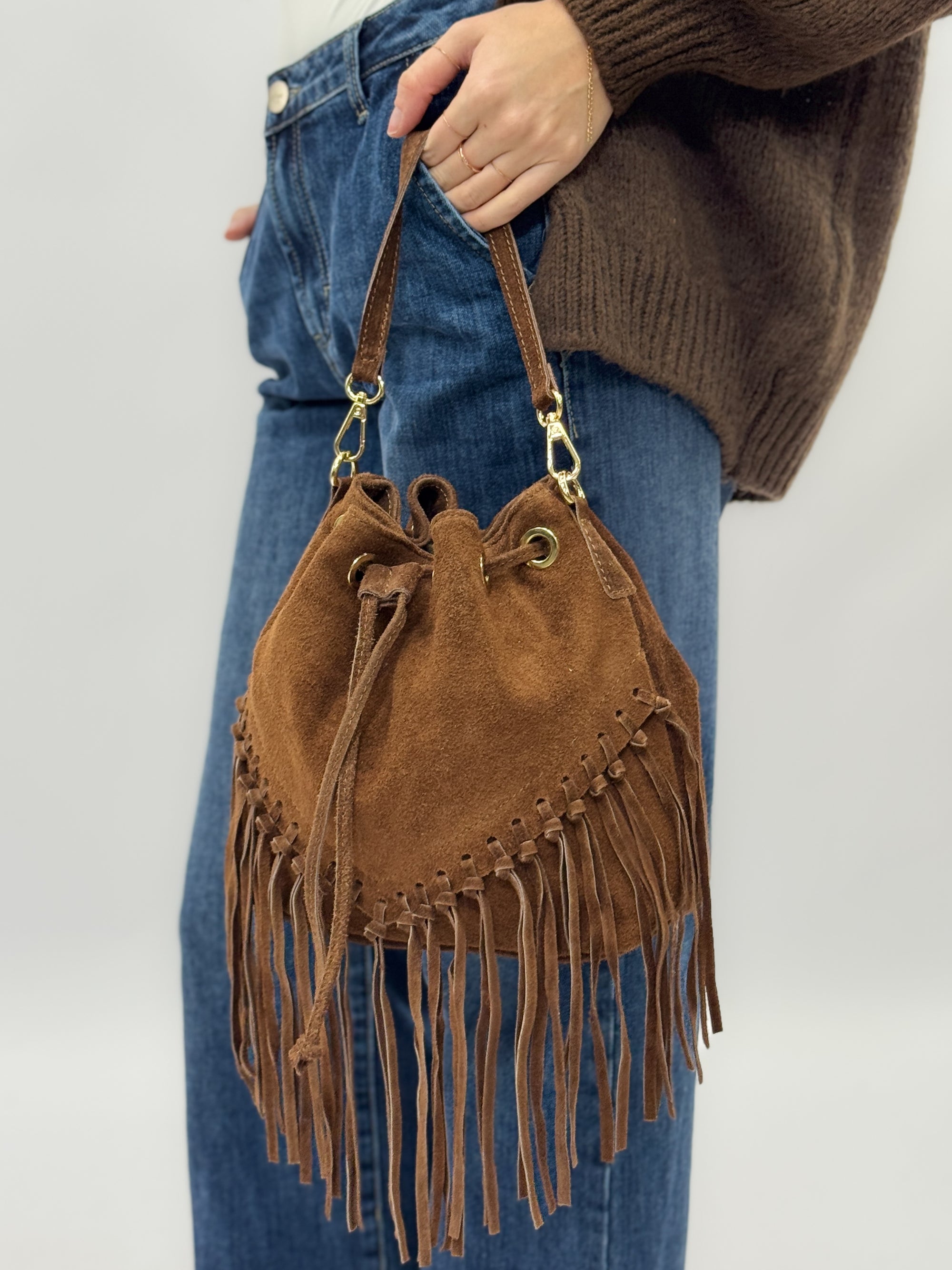 Borsa a secchiello in vera pelle scamosciata con frange – Made in Italy