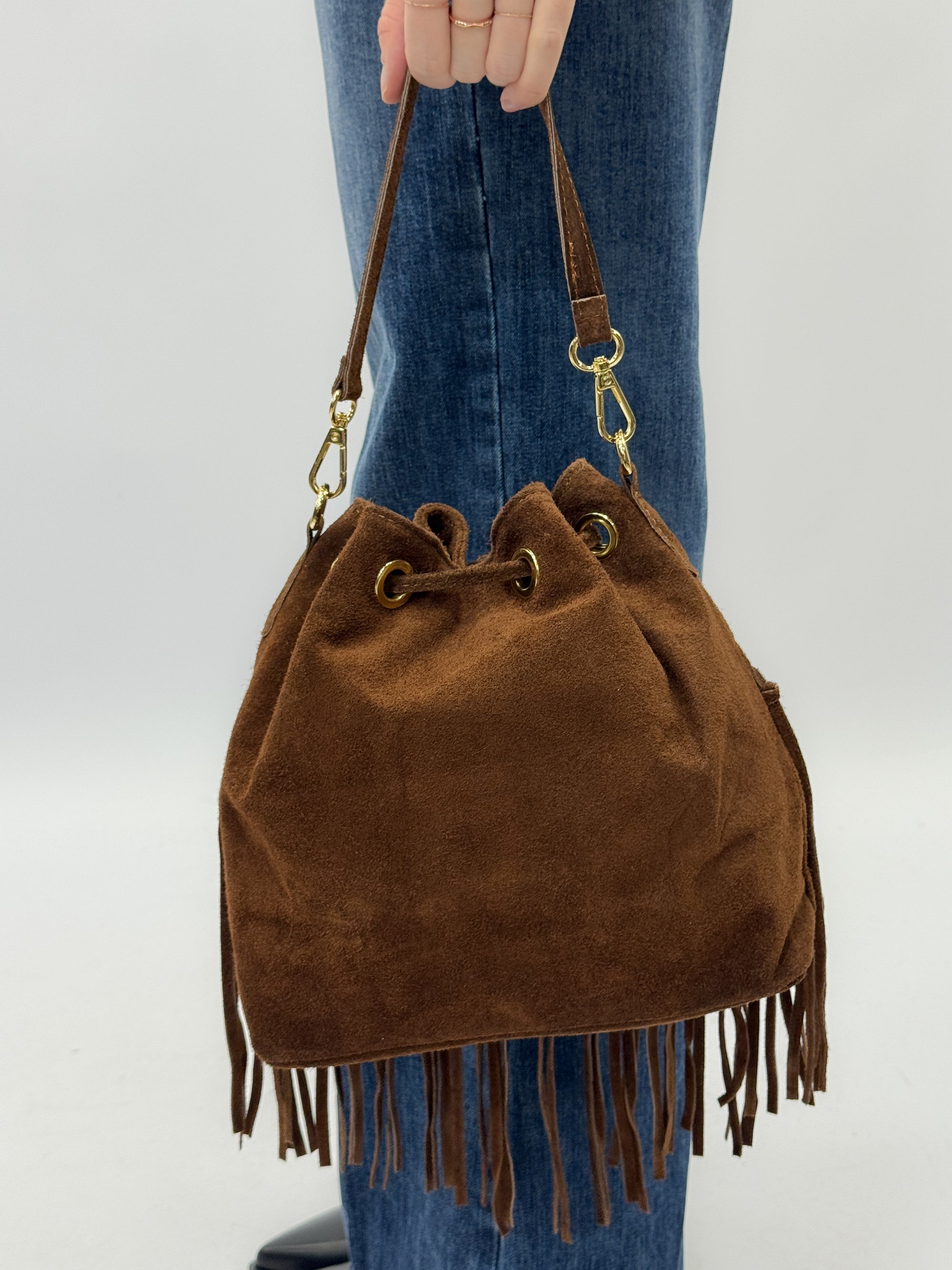 Borsa a secchiello in vera pelle scamosciata con frange – Made in Italy