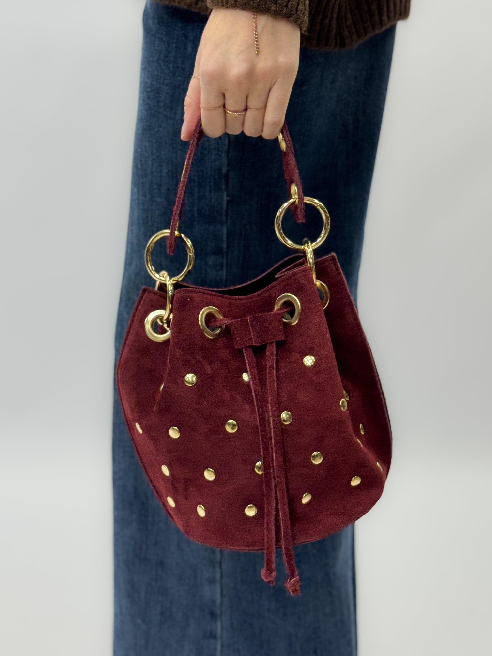 Borsa secchiello in vera pelle scamosciata con borchie dorate – Made in Italy