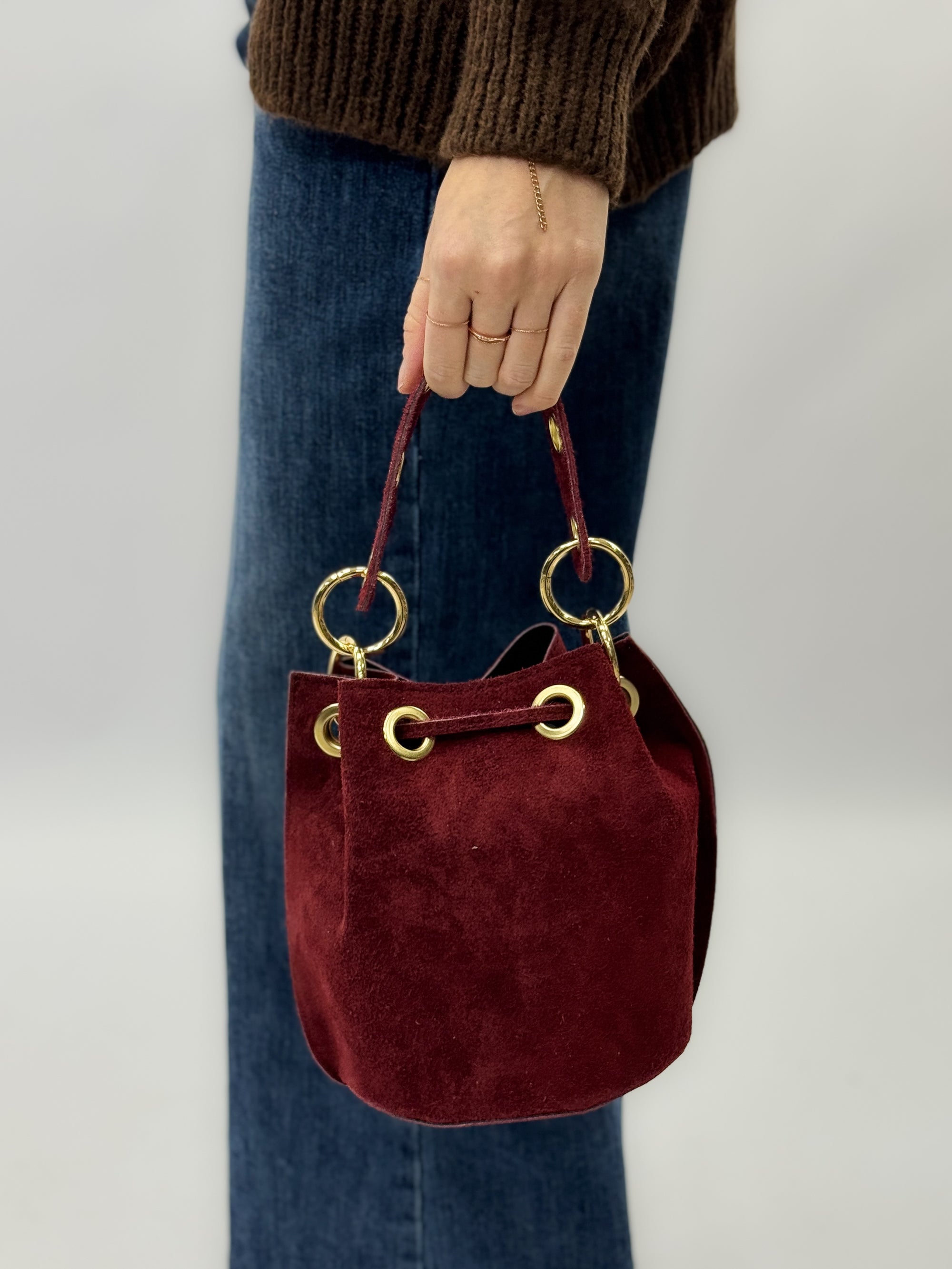 Borsa secchiello in vera pelle scamosciata con borchie dorate – Made in Italy