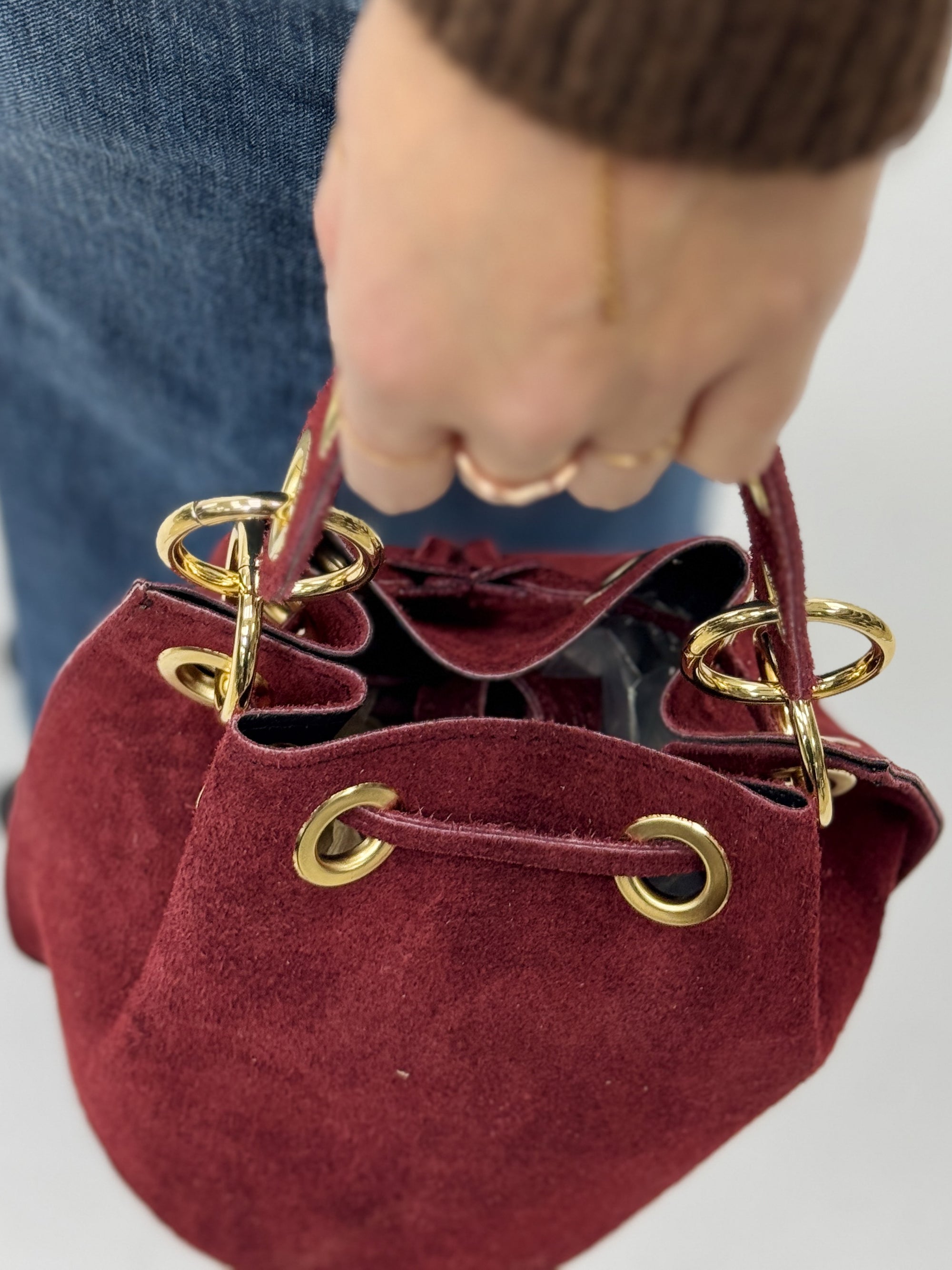 Borsa secchiello in vera pelle scamosciata con borchie dorate – Made in Italy