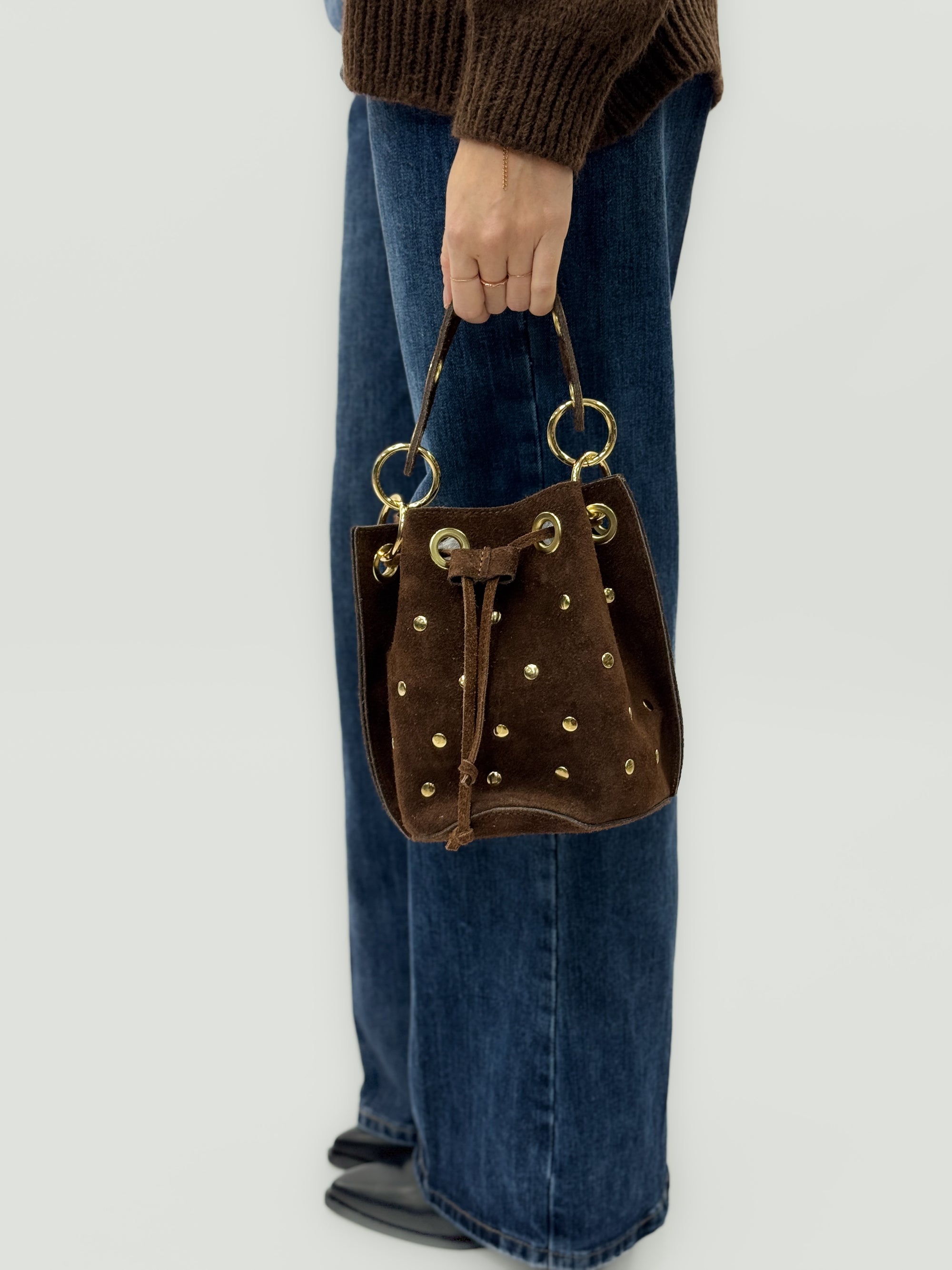 Borsa secchiello in vera pelle scamosciata con borchie dorate – Made in Italy