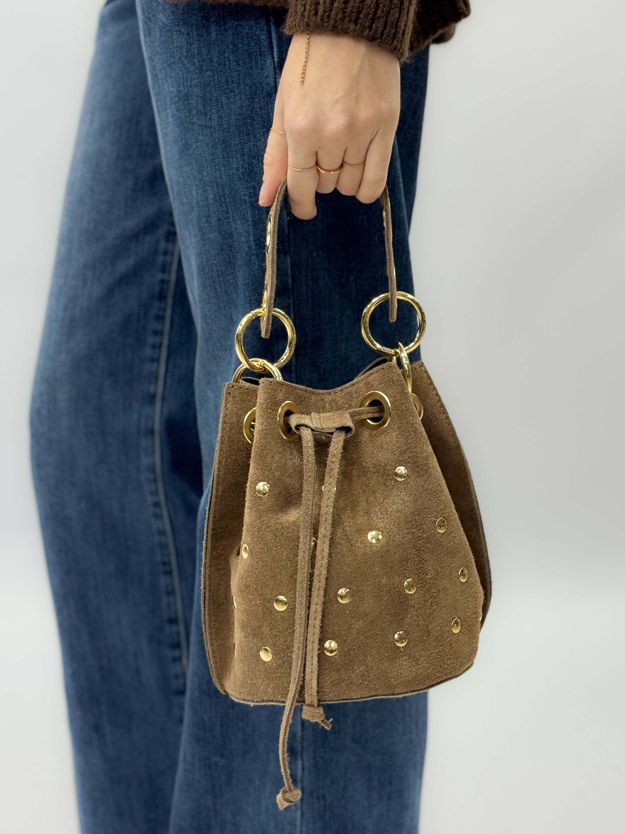 Borsa secchiello in vera pelle scamosciata con borchie dorate – Made in Italy