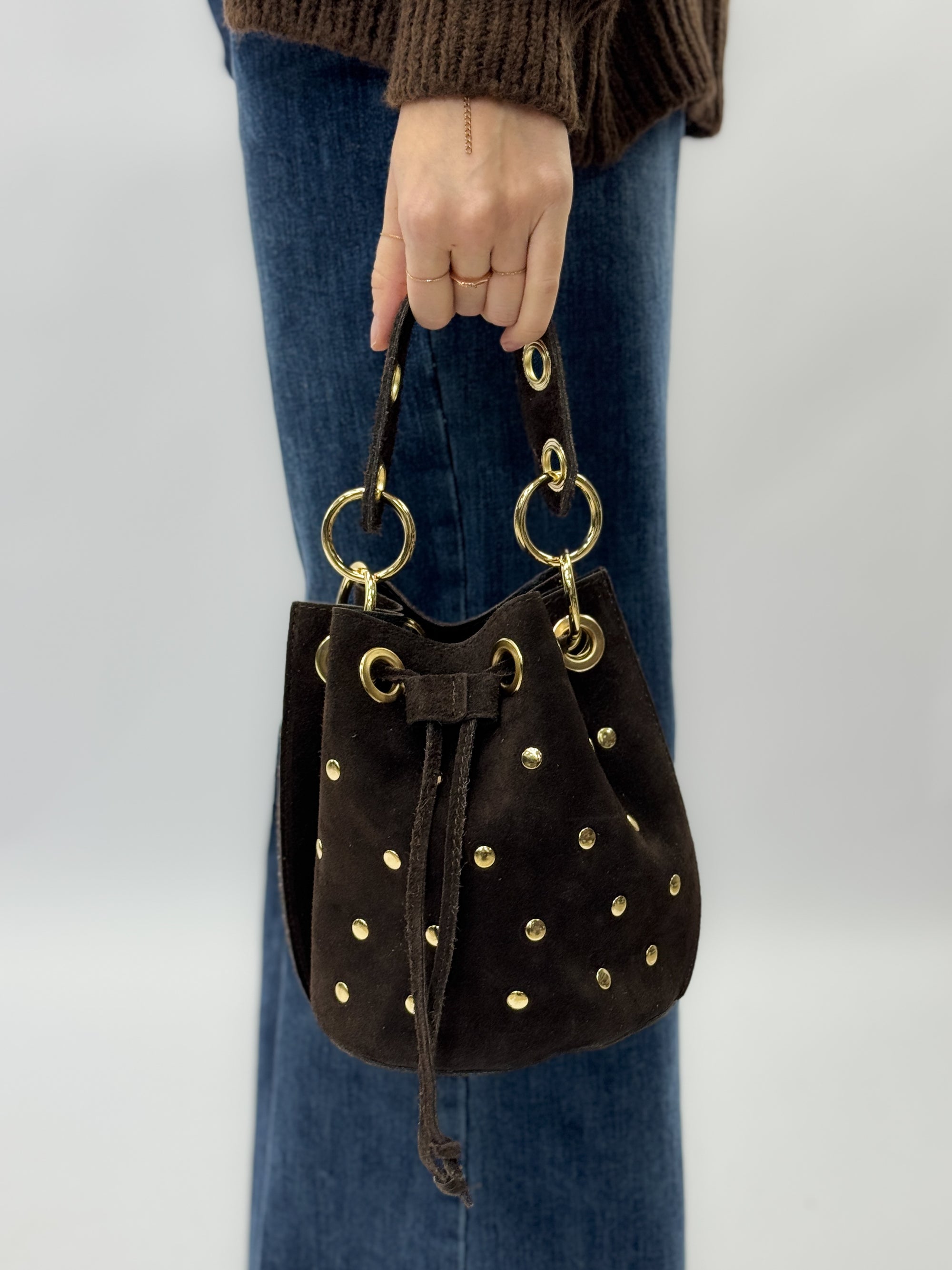 Borsa secchiello in vera pelle scamosciata con borchie dorate – Made in Italy