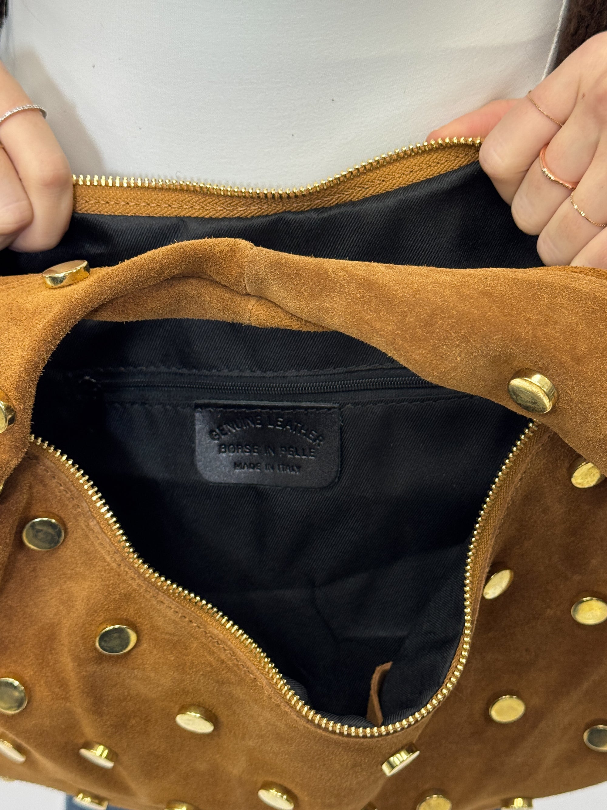 Borsa “Nora” in vera pelle scamosciata con borchie – Made in Italy