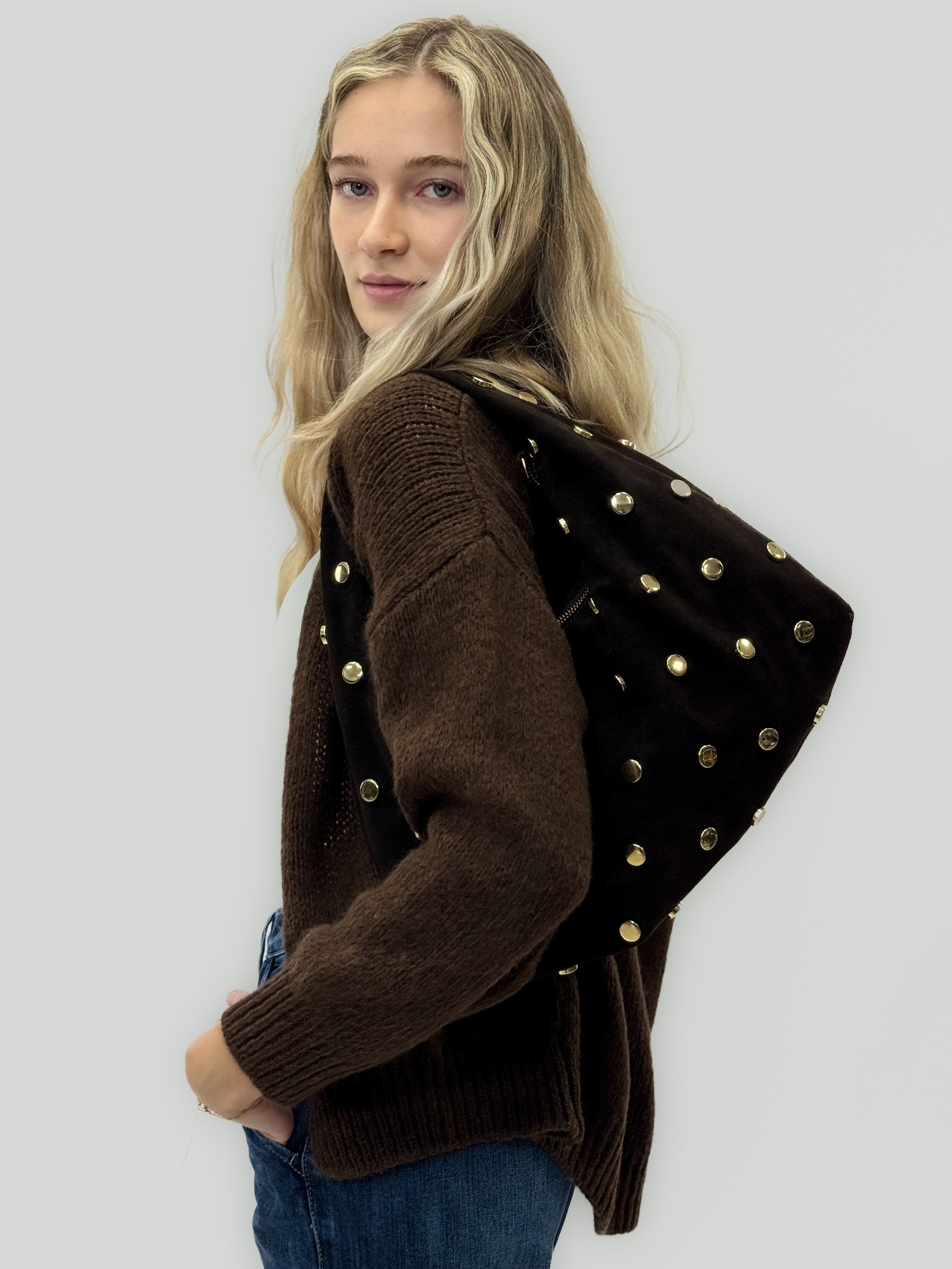 Borsa “Nora” in vera pelle scamosciata con borchie – Made in Italy