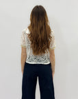 T-shirt in pizzo crop con scritta