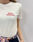 T-shirt con scritta "hello weekend"